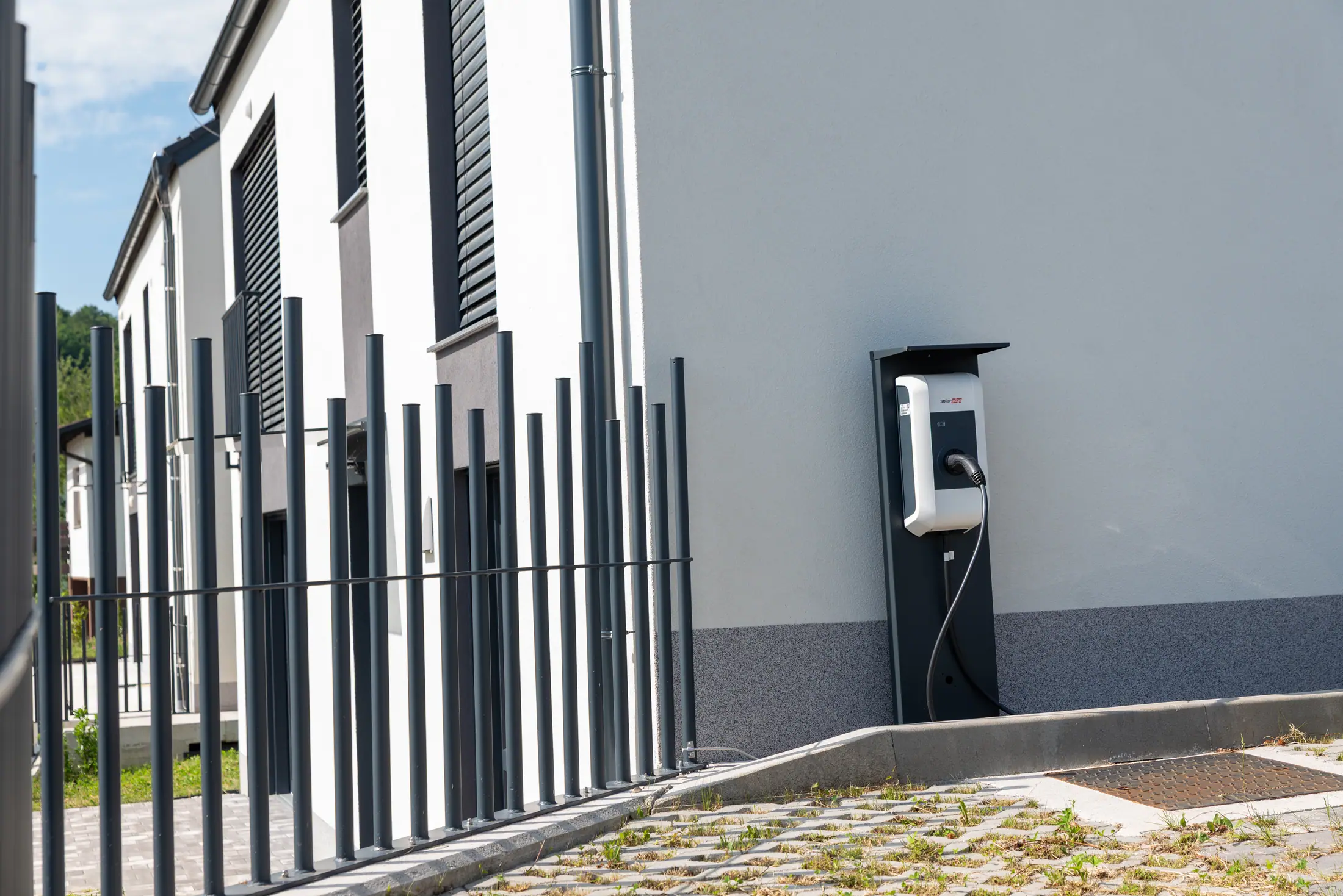 Polnilnica Type-2 z močjo 11 kW na steni apartmaja KALVISTA — pripravljena za polnjenje čez noč